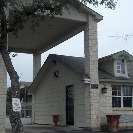 Cedar Creek Inn Bertram Exterior photo