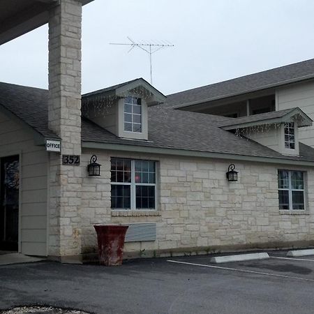 Cedar Creek Inn Bertram Exterior photo