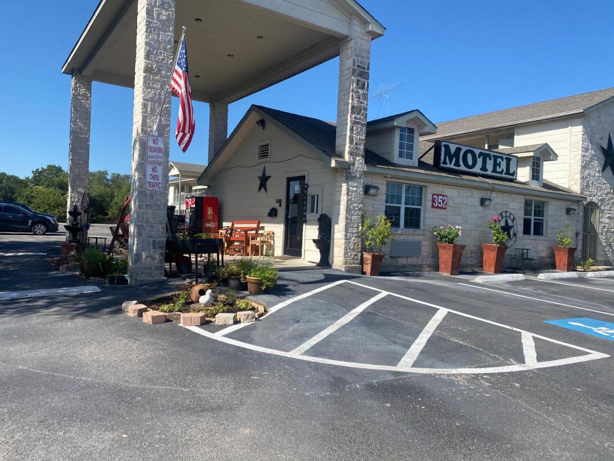 Cedar Creek Inn Bertram Exterior photo