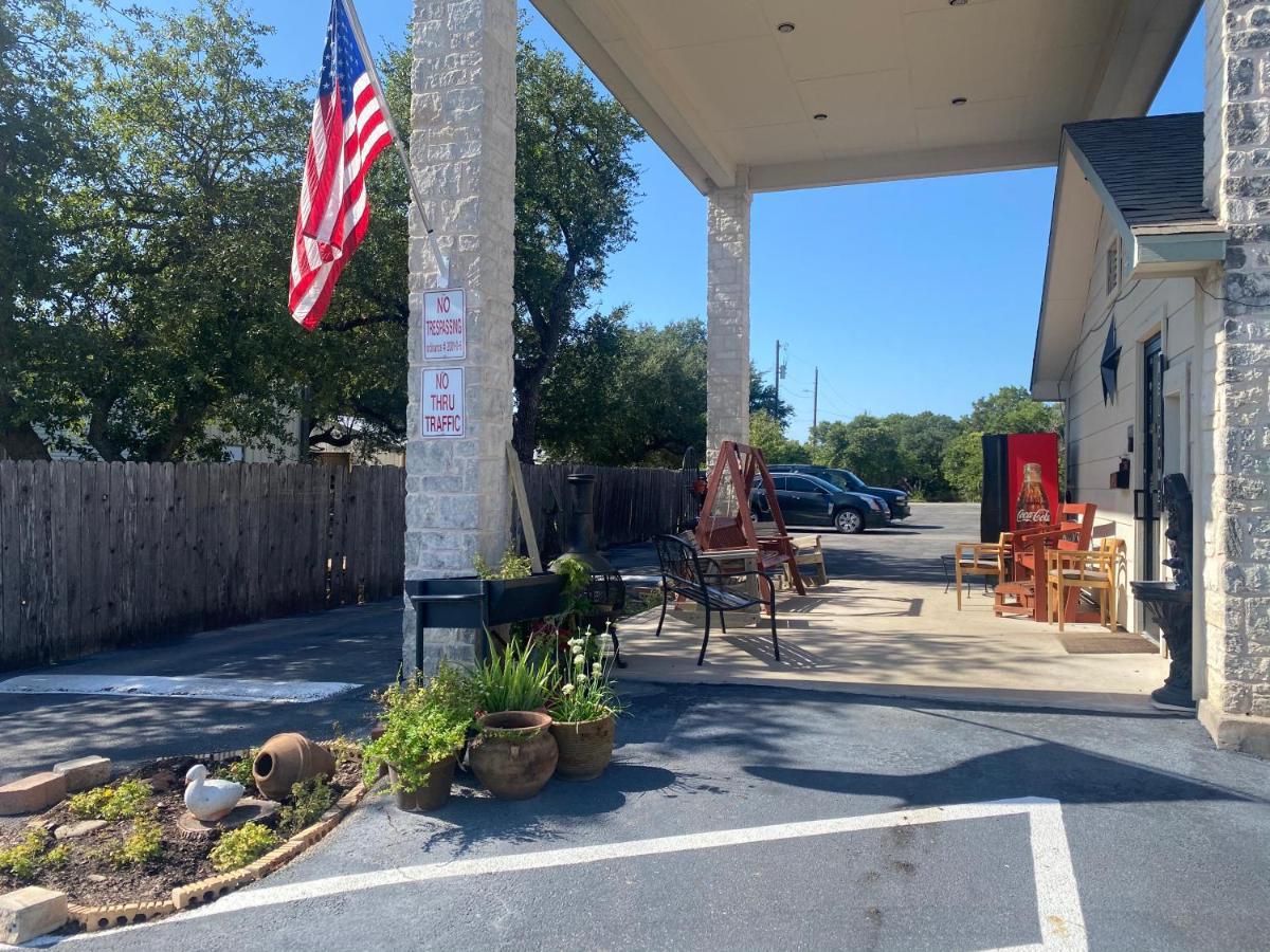 Cedar Creek Inn Bertram Exterior photo