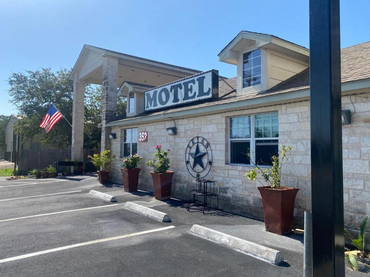 Cedar Creek Inn Bertram Exterior photo