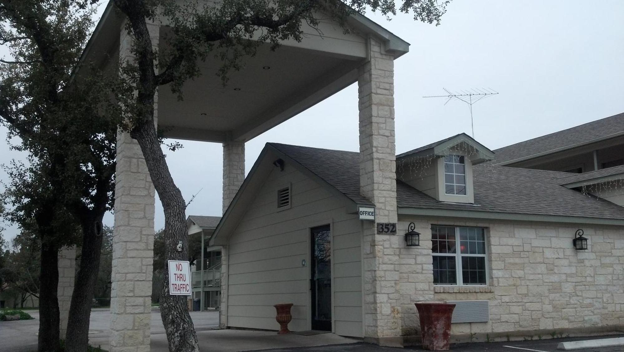 Cedar Creek Inn Bertram Exterior photo