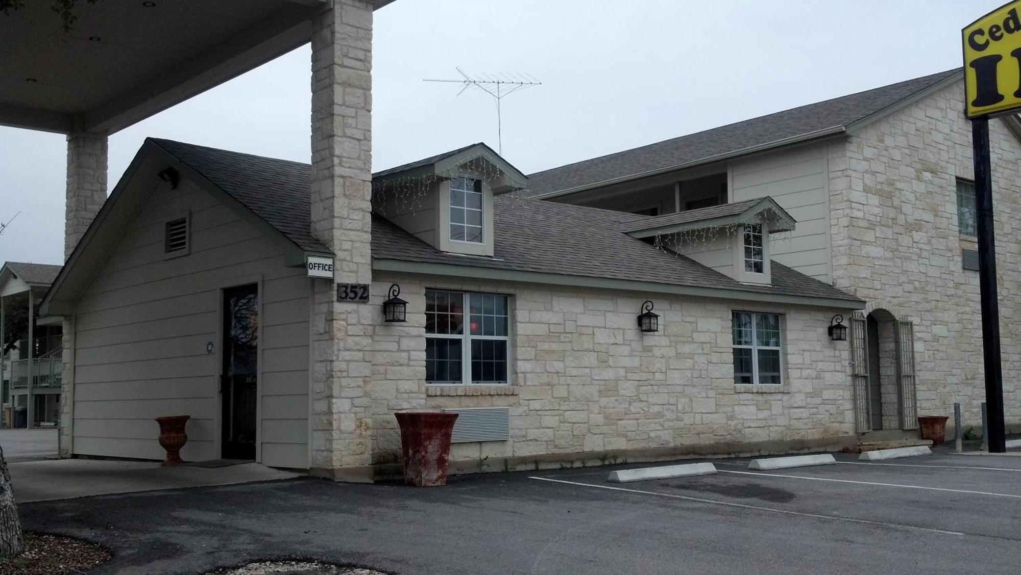 Cedar Creek Inn Bertram Exterior photo