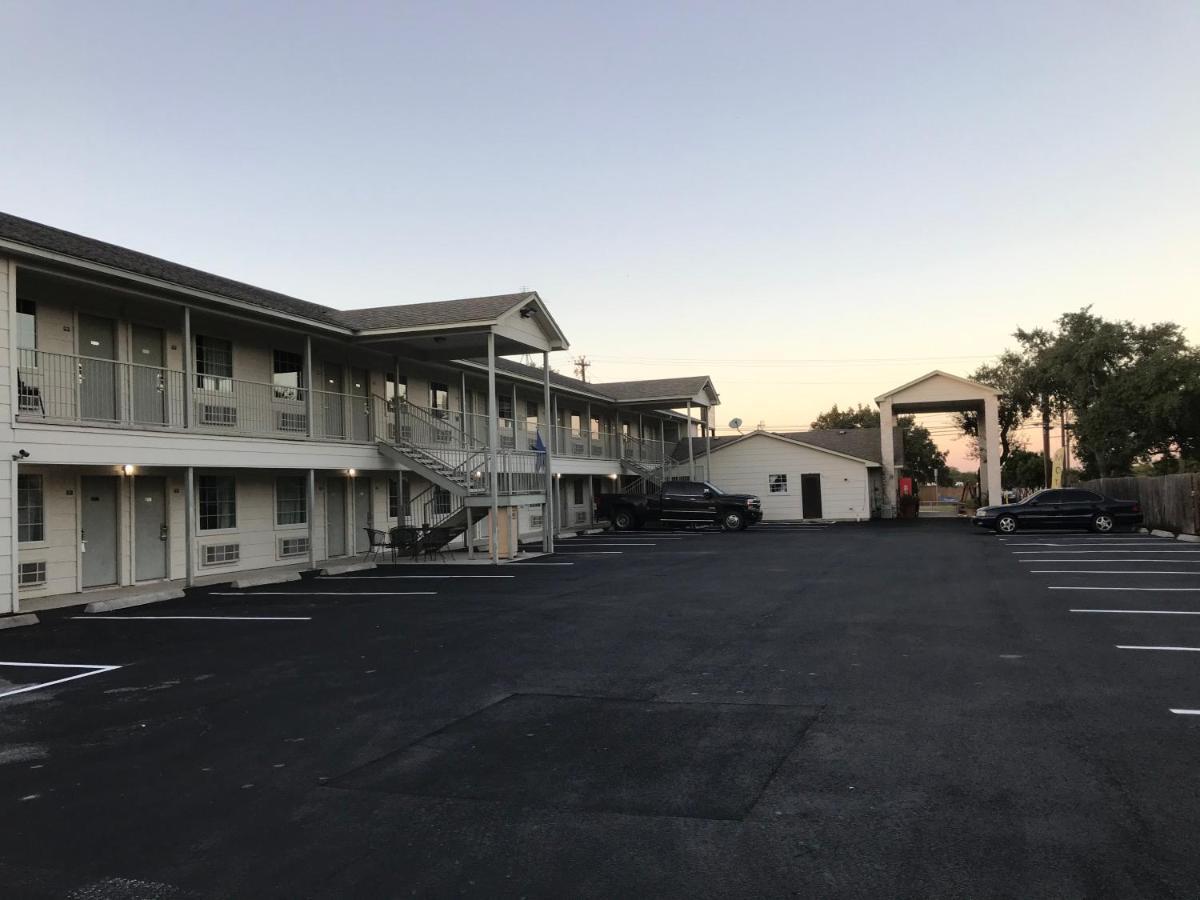Cedar Creek Inn Bertram Exterior photo
