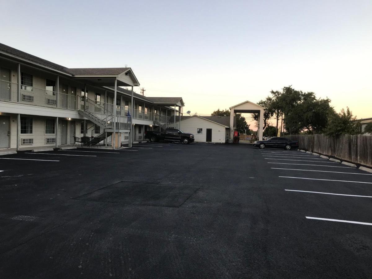 Cedar Creek Inn Bertram Exterior photo
