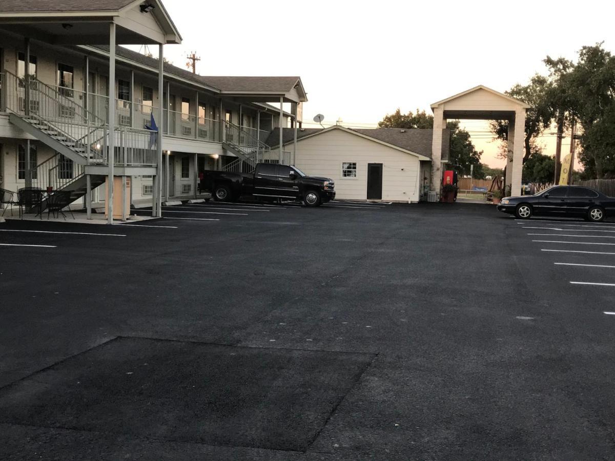 Cedar Creek Inn Bertram Exterior photo
