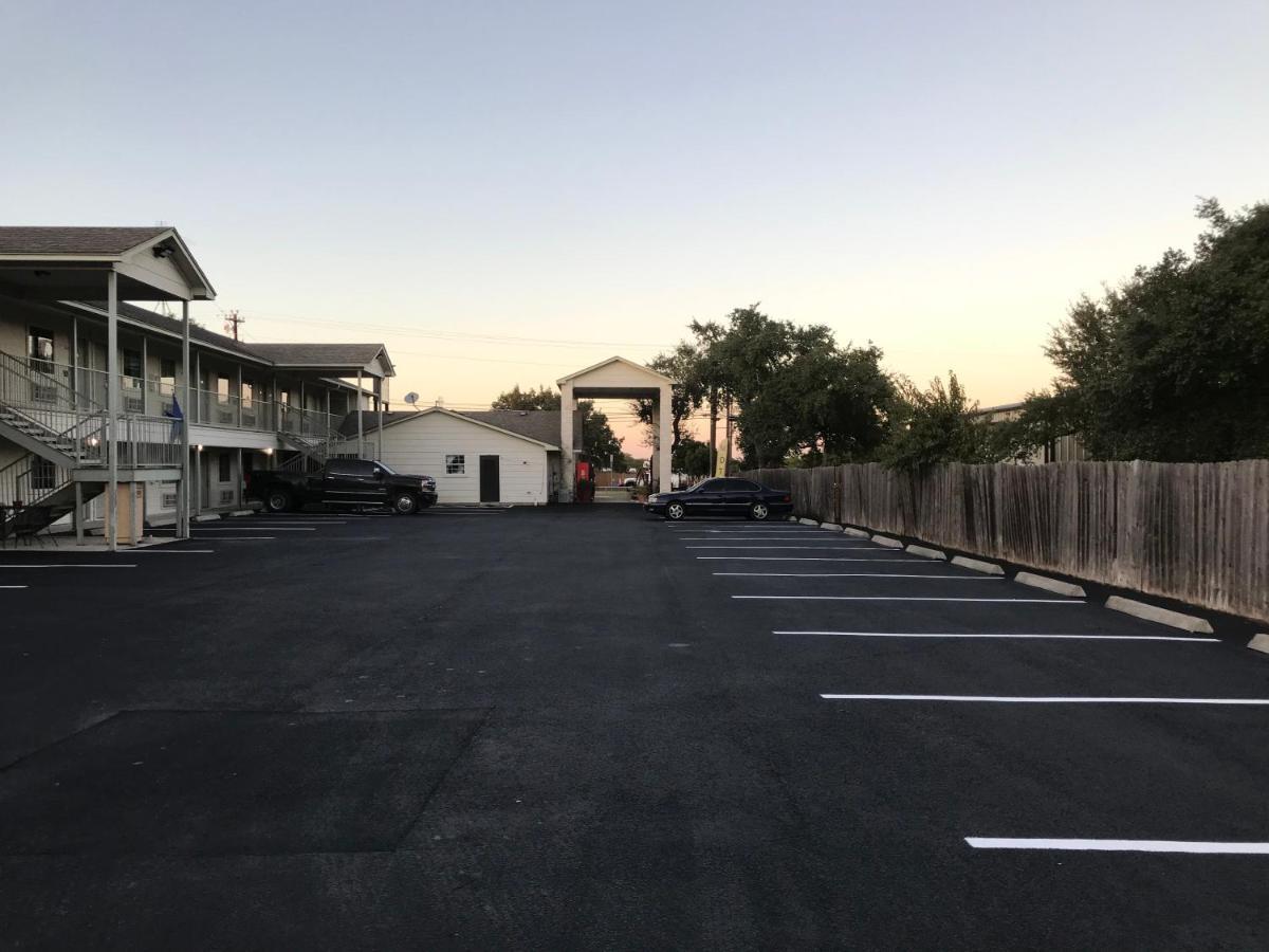 Cedar Creek Inn Bertram Exterior photo